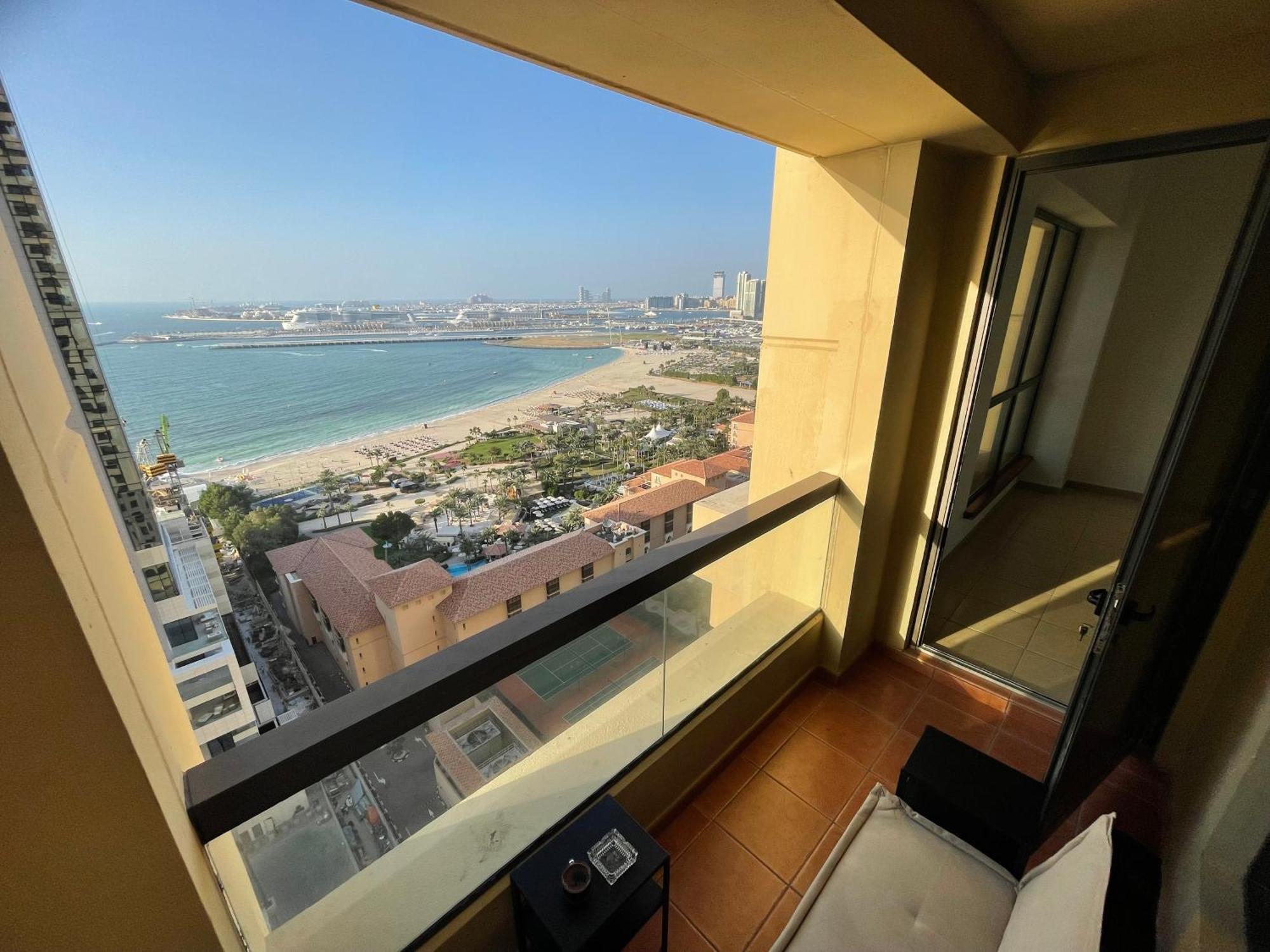 Seaview Beach Hostel Jbr - Walk To Beach - Gym - Pool - Metro Station ดูไบ ภายนอก รูปภาพ