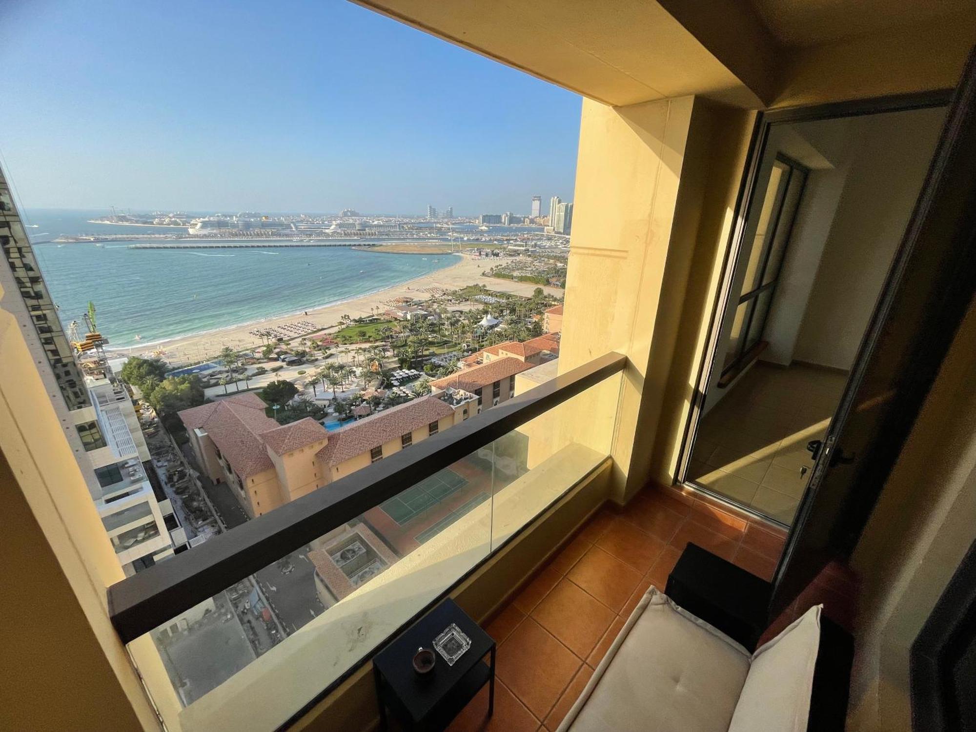 Seaview Beach Hostel Jbr - Walk To Beach - Gym - Pool - Metro Station ดูไบ ภายนอก รูปภาพ