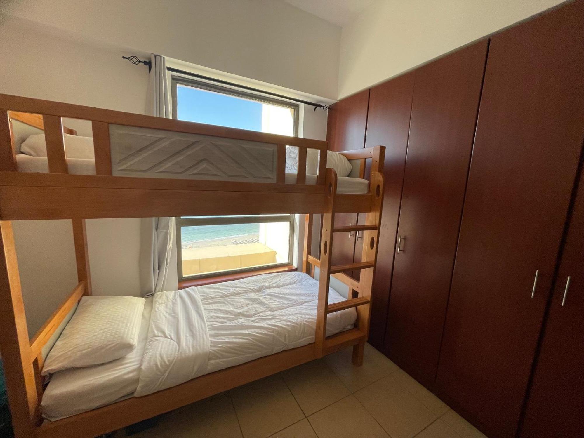 Seaview Beach Hostel Jbr - Walk To Beach - Gym - Pool - Metro Station ดูไบ ภายนอก รูปภาพ