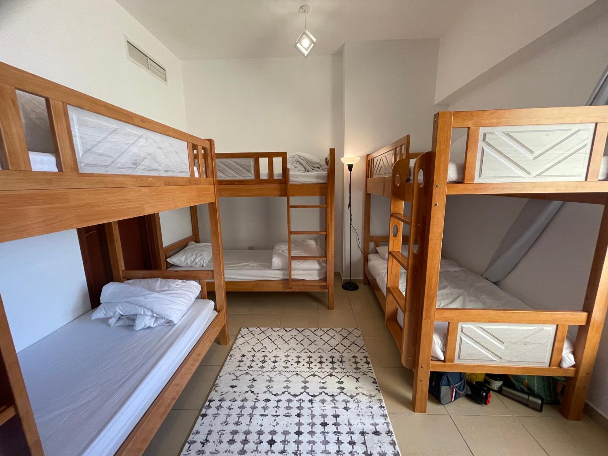 Seaview Beach Hostel Jbr - Walk To Beach - Gym - Pool - Metro Station ดูไบ ภายนอก รูปภาพ