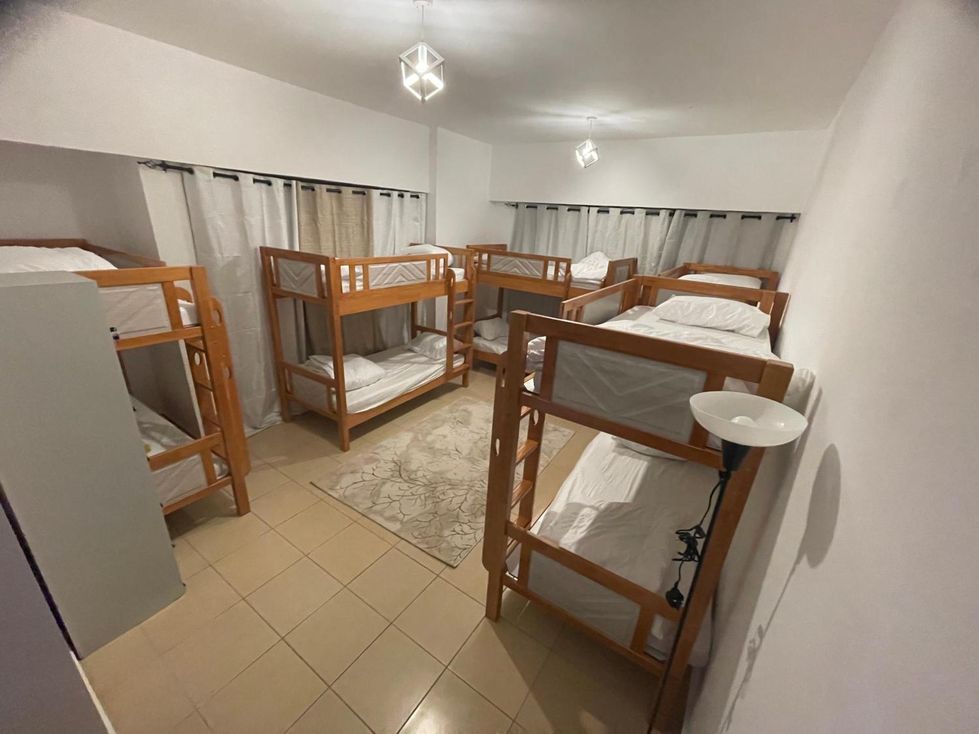Seaview Beach Hostel Jbr - Walk To Beach - Gym - Pool - Metro Station ดูไบ ภายนอก รูปภาพ