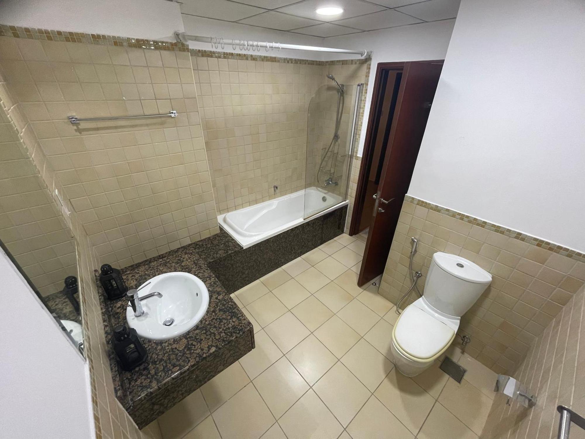 Seaview Beach Hostel Jbr - Walk To Beach - Gym - Pool - Metro Station ดูไบ ภายนอก รูปภาพ