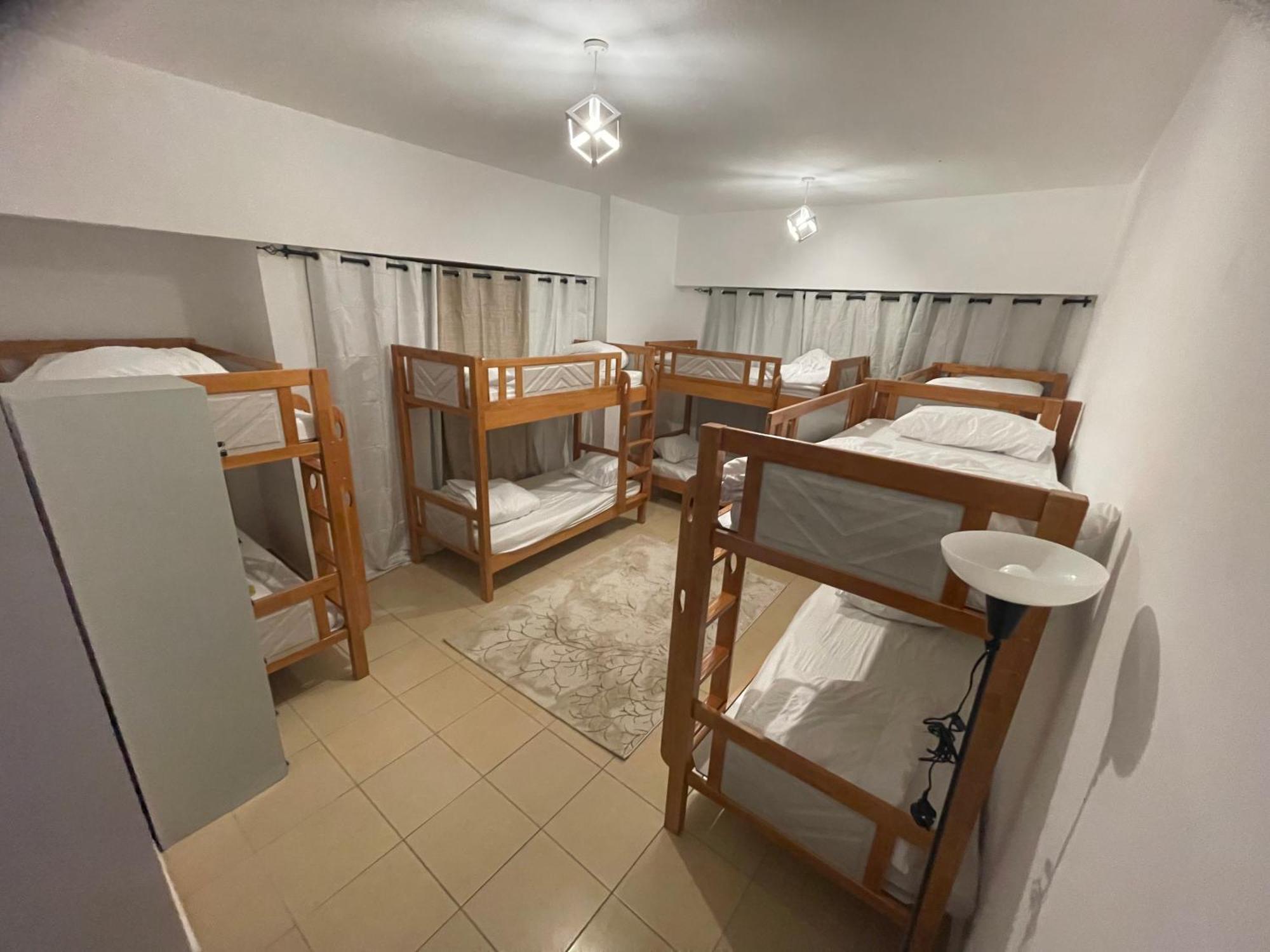 Seaview Beach Hostel Jbr - Walk To Beach - Gym - Pool - Metro Station ดูไบ ภายนอก รูปภาพ
