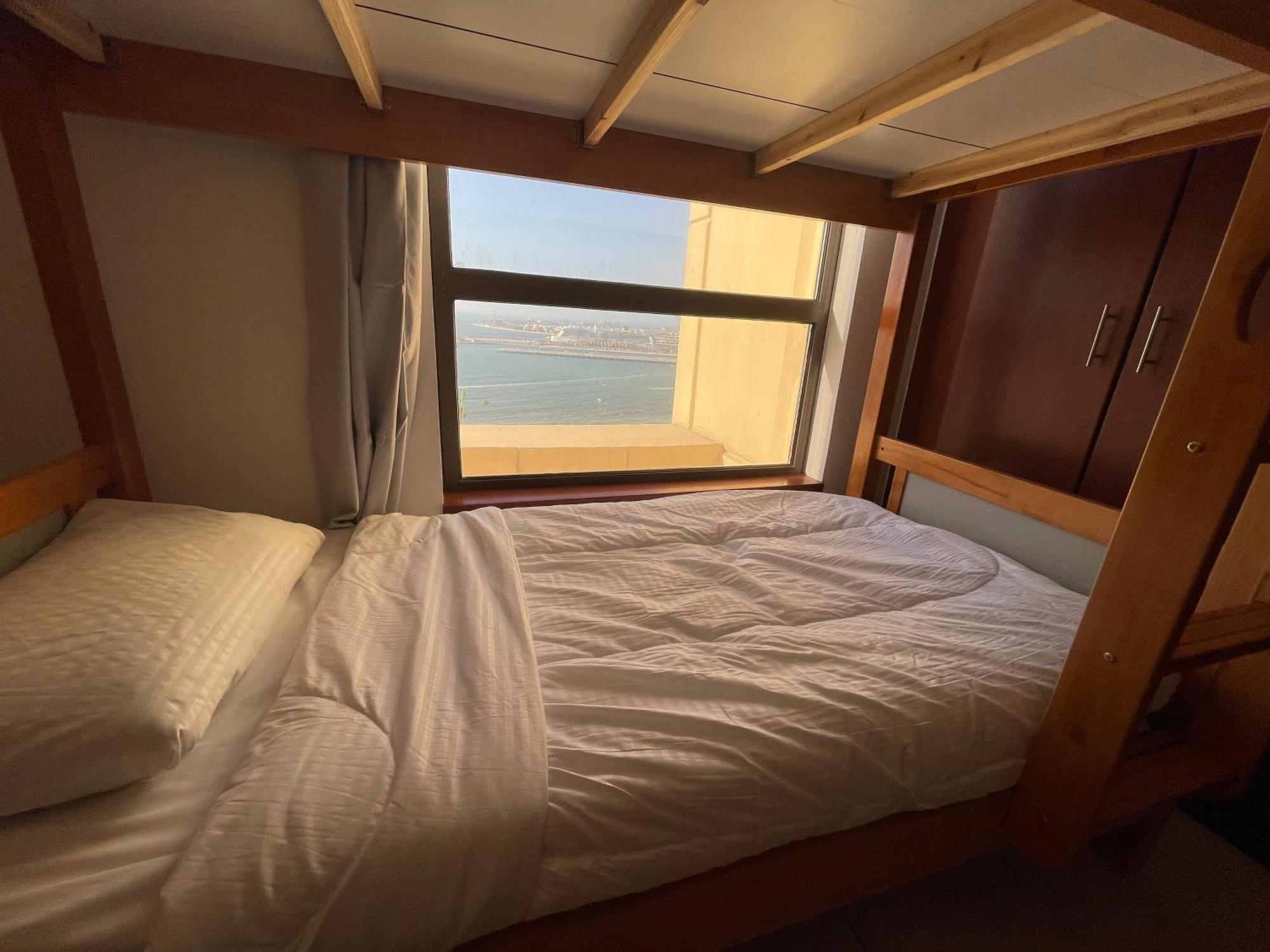 Seaview Beach Hostel Jbr - Walk To Beach - Gym - Pool - Metro Station ดูไบ ภายนอก รูปภาพ