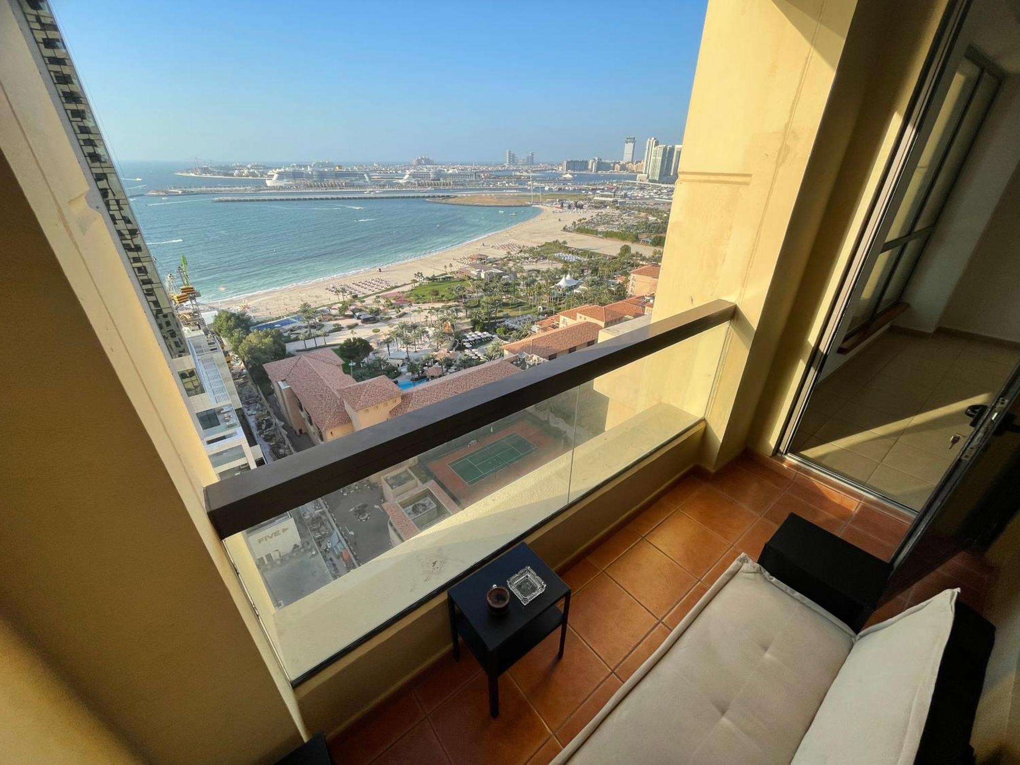 Seaview Beach Hostel Jbr - Walk To Beach - Gym - Pool - Metro Station ดูไบ ภายนอก รูปภาพ