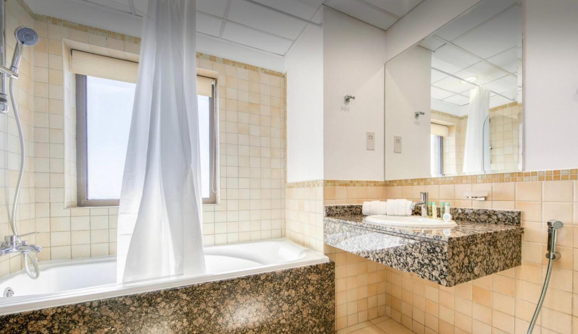 Seaview Beach Hostel Jbr - Walk To Beach - Gym - Pool - Metro Station ดูไบ ภายนอก รูปภาพ